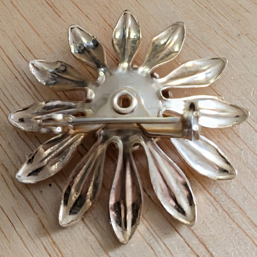 Vintage Daisy Gold Brooch - Picture 2 of 2